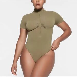 SKIMS - Style: SKIMS seamless sculpt t-shirt thong bodysuit